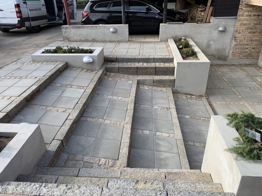 Modern trappe og belægning med betonfliser og plantekasser