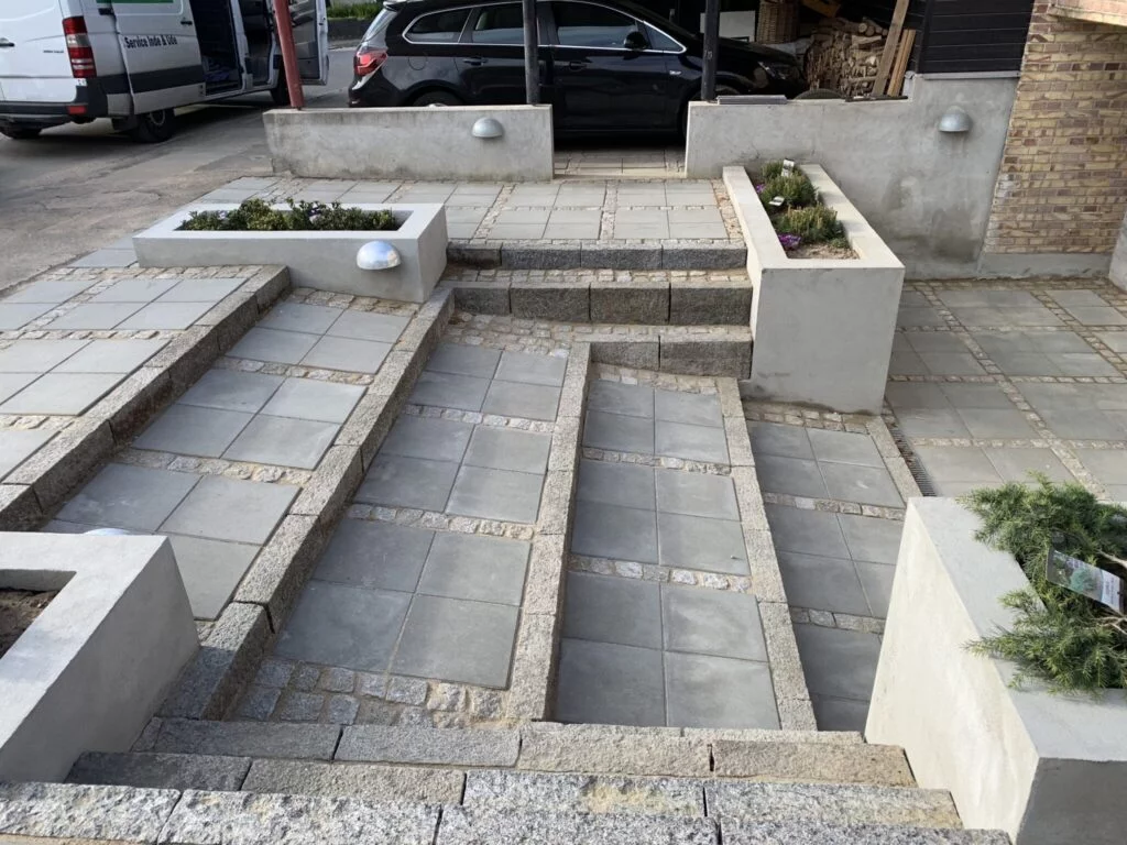 Modern trappe og belægning med betonfliser og plantekasser