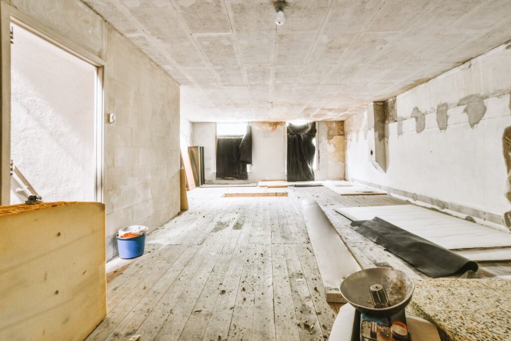 - Højbjerg Hus & Have - spacious empty room 2023 11 27 04 58 48 utc 1 - Tømrerarbejde der holder i mange år – vælg den rigtige løsning fra starten