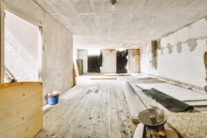 Renovering af lyst rum med trægulv og byggematerialer